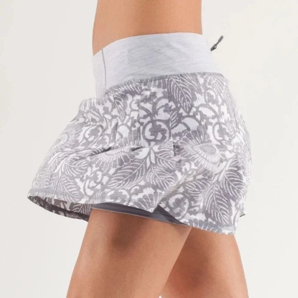 Lululemon 2 Floral Gray shorts Skirt tennis Run In The Sun Beachy Floral White - Picture 3 of 10